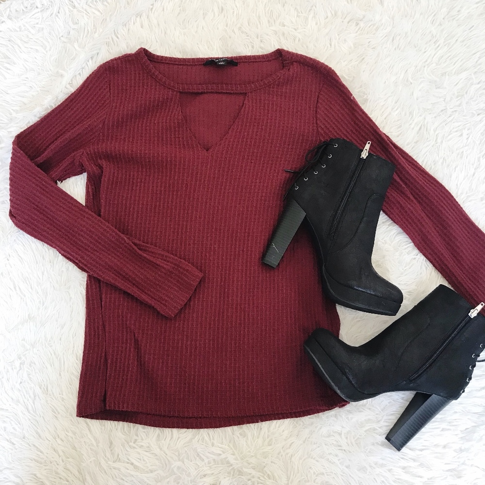 ◦  ROCK & REPUBLIC ◦ Red keyhole top